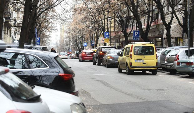 Аутомобили потискују људе